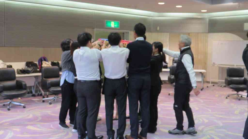 「どうしたらフラフープを地面におろすことができるのだろう？」試行錯誤は続きます。